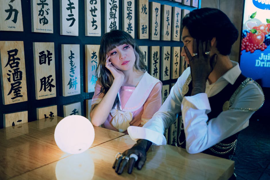 レストランの食卓で会話する大人たち