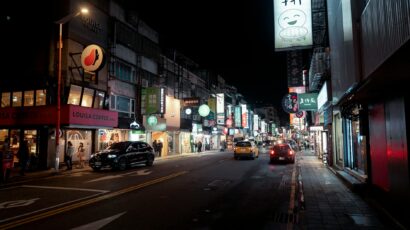 台北夜街人潮燈火展現應用動態願景
