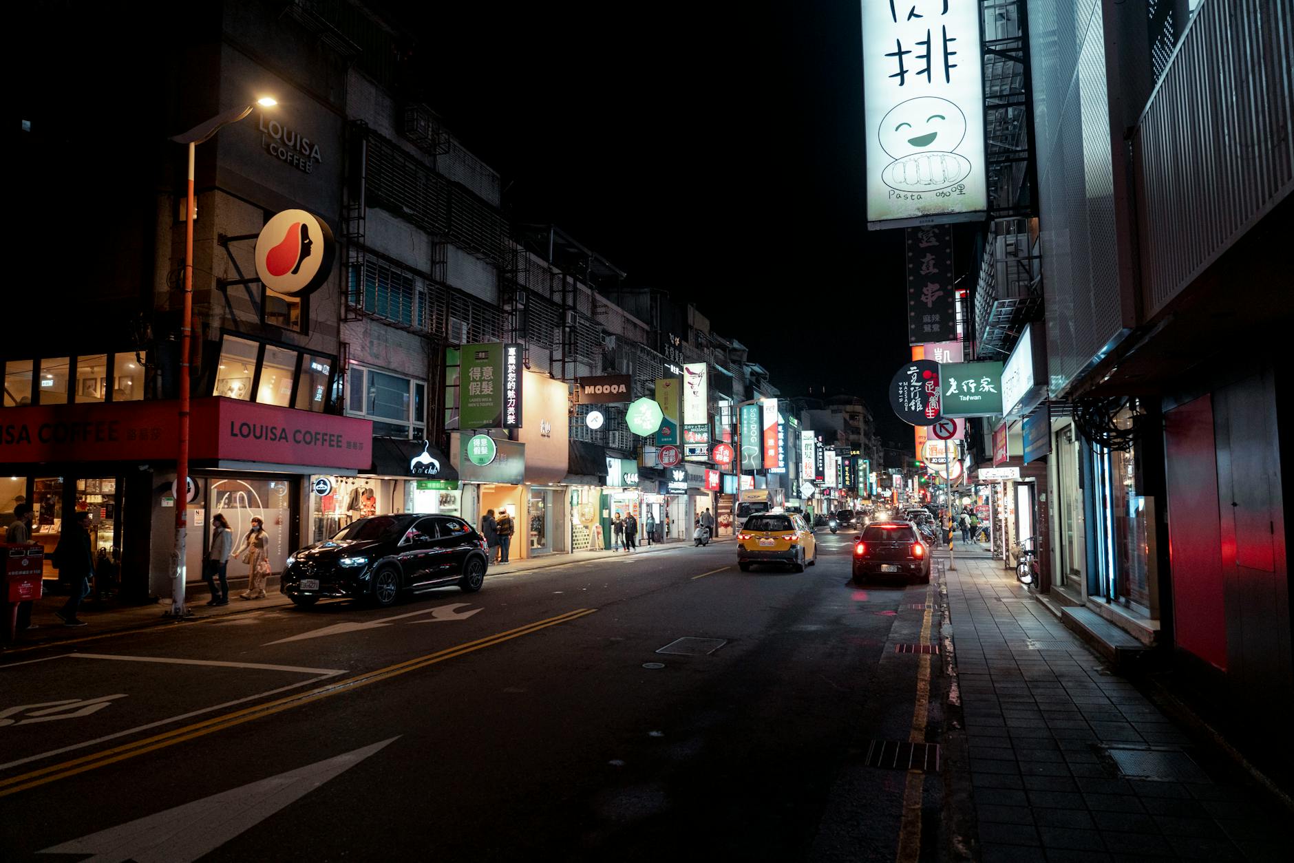台北夜街人潮燈火展現應用動態願景