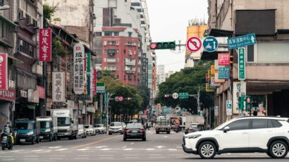 台北街頭車流招牌間的社交技巧攻略