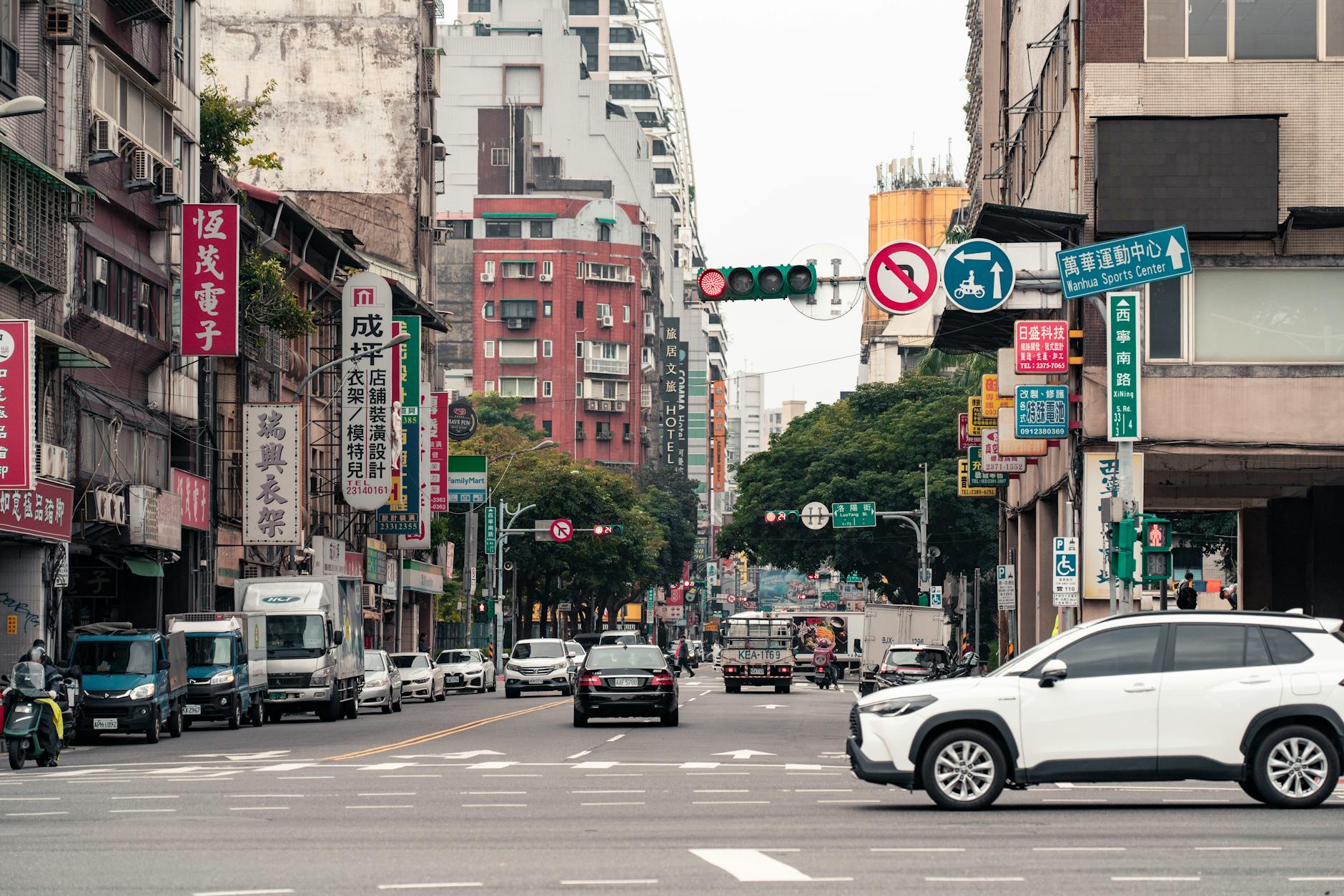 台北街頭車流招牌間的社交技巧攻略