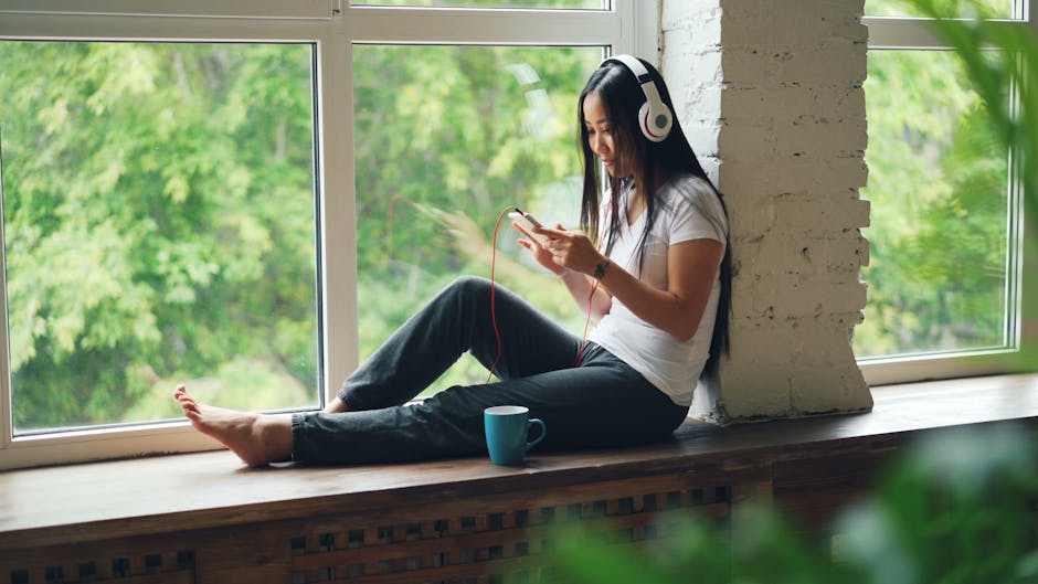 女性がカフェで相手の話を静かに聞いている場面