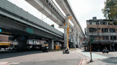 新城市高架下機車穿梭建立朋友圈