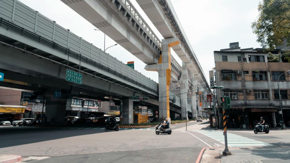 新城市高架下機車穿梭建立朋友圈