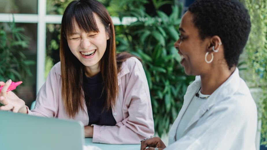 How Remote Workers Avoid Social Shrinkage by Scheduling Offline Meetups