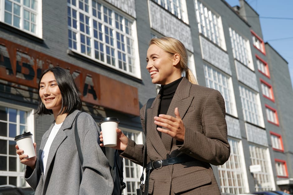 街を歩きながら笑う友人たち