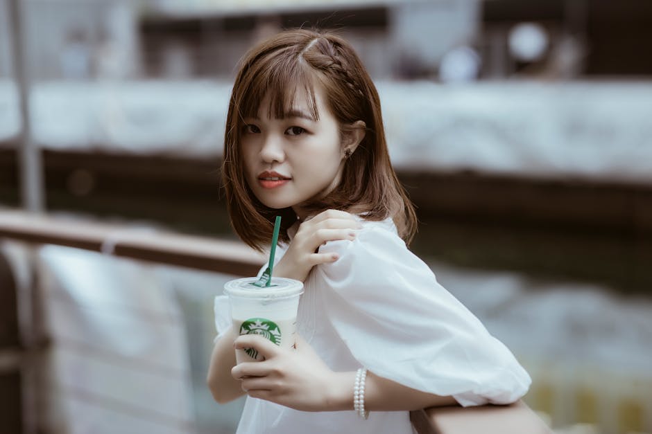 友人たちがカフェでコーヒーを飲みながら休む場面