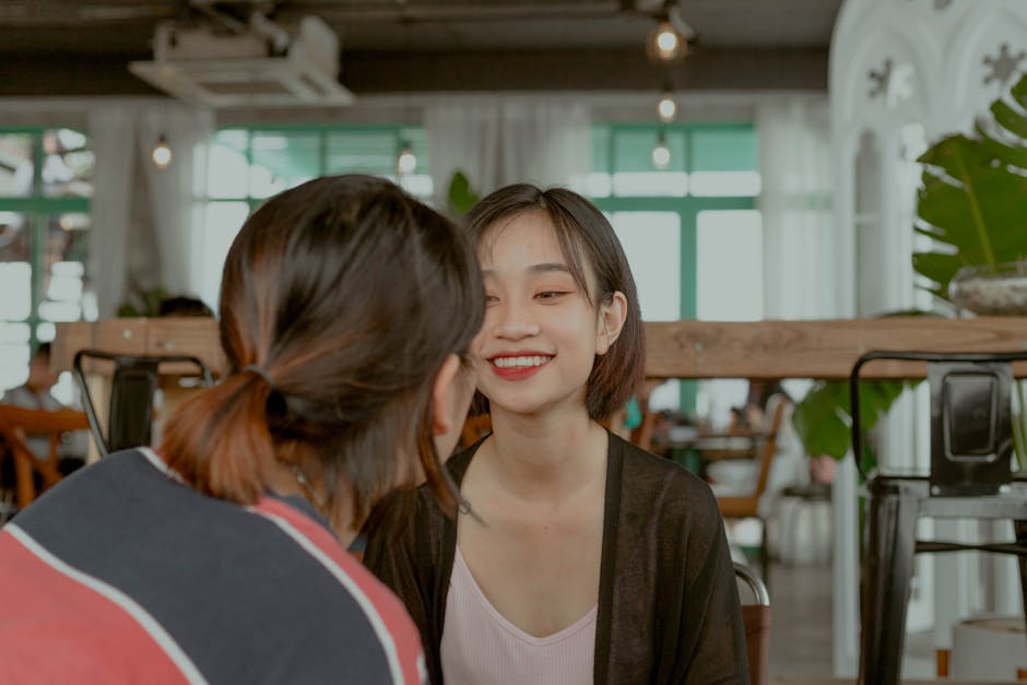 女子在咖啡廳微笑與人談話
