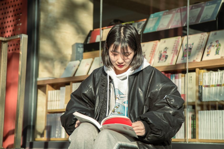 年輕人在書店走道翻書交流