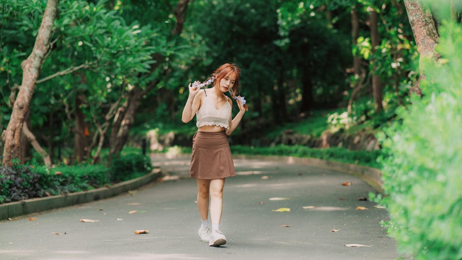 幾位成年人在城市公園散步聊天