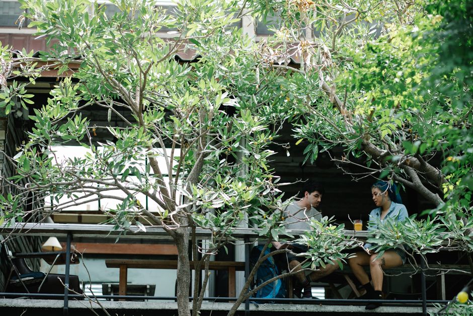 多位朋友在戶外早午餐露台輕鬆交談