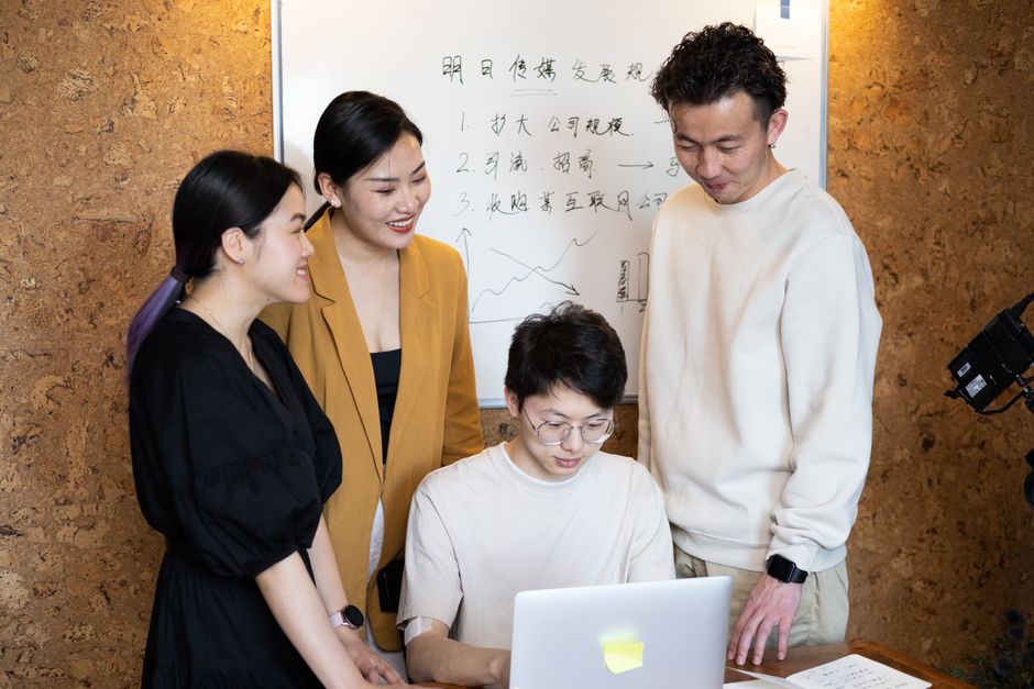 同事在共享工作空間微笑交流
